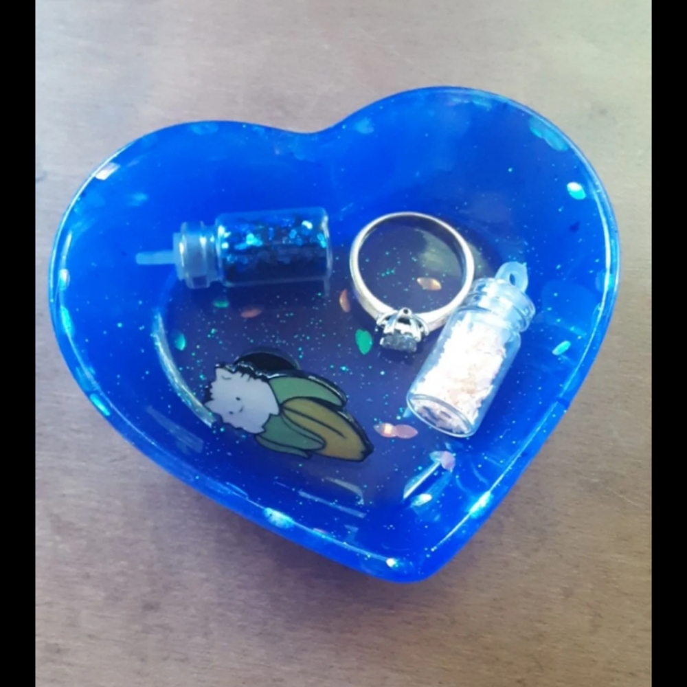 Color changing heart trinket dish